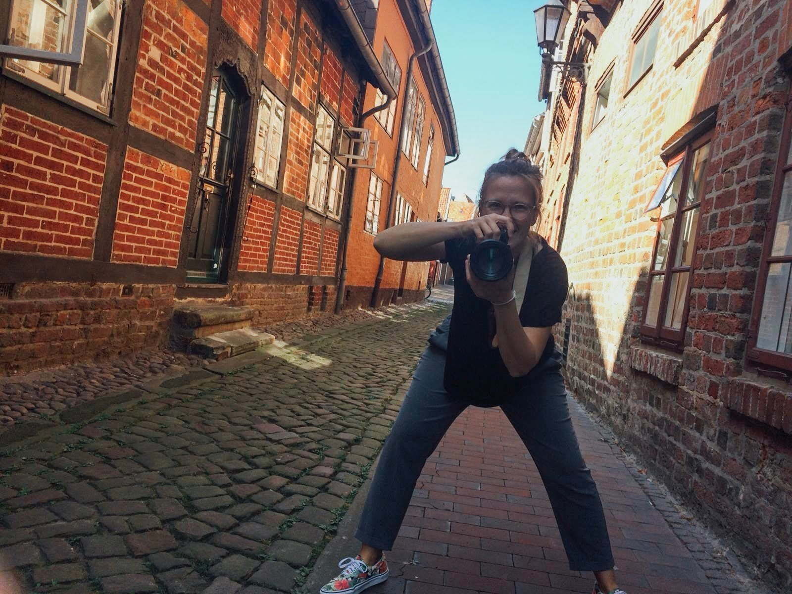 Mirjam Kilter Personal Brand Shooting in Lüneburg Fotografin Mirjam Kilter mit Kamera in der Hand in Lüneburg