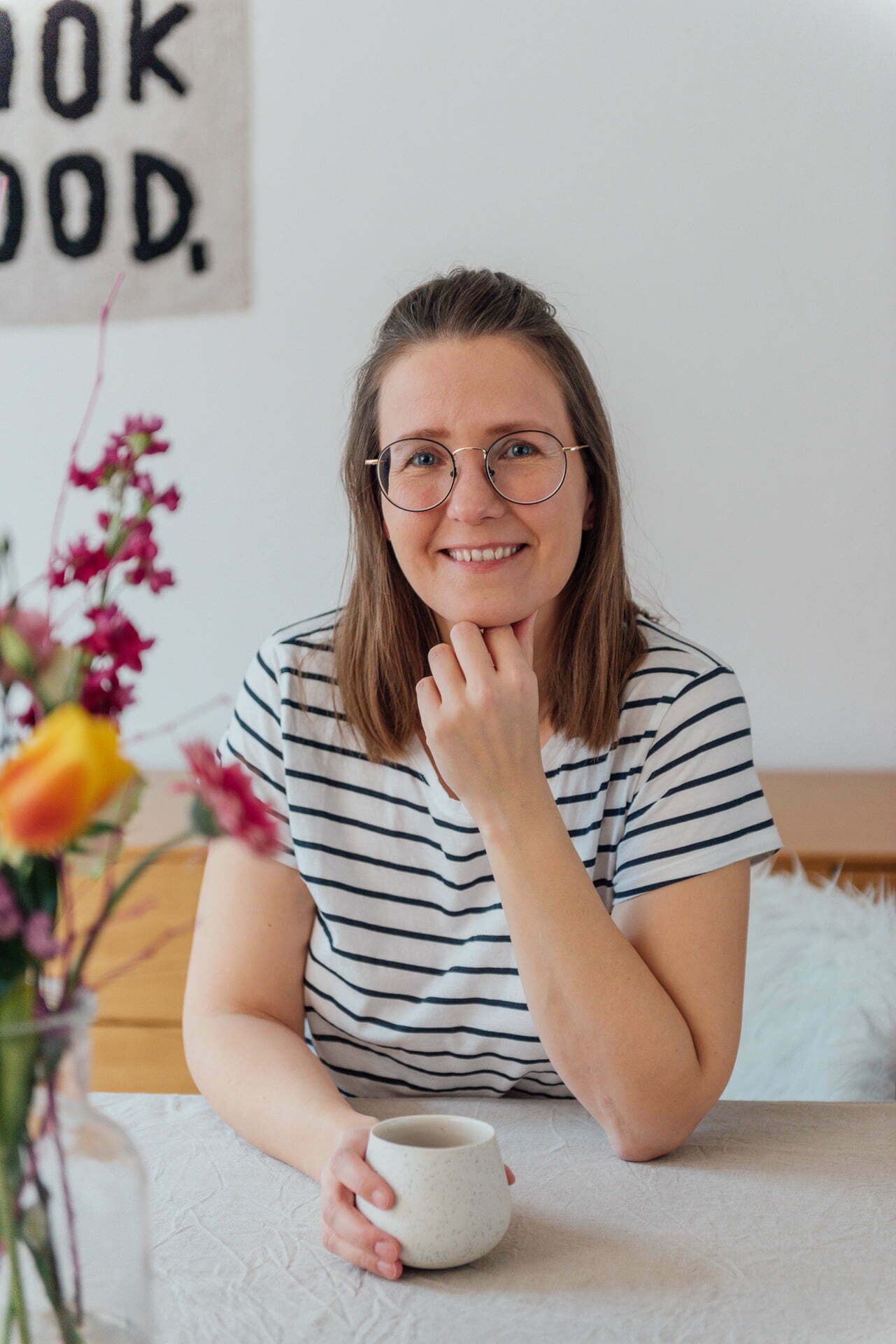 Personal-Branding-Businessfotografin-Mirjam-Kilter-18 Die Personal Branding Fotografin Mirjam Kilter sitzt mit einer Tasse Kaffee an einem Tisch