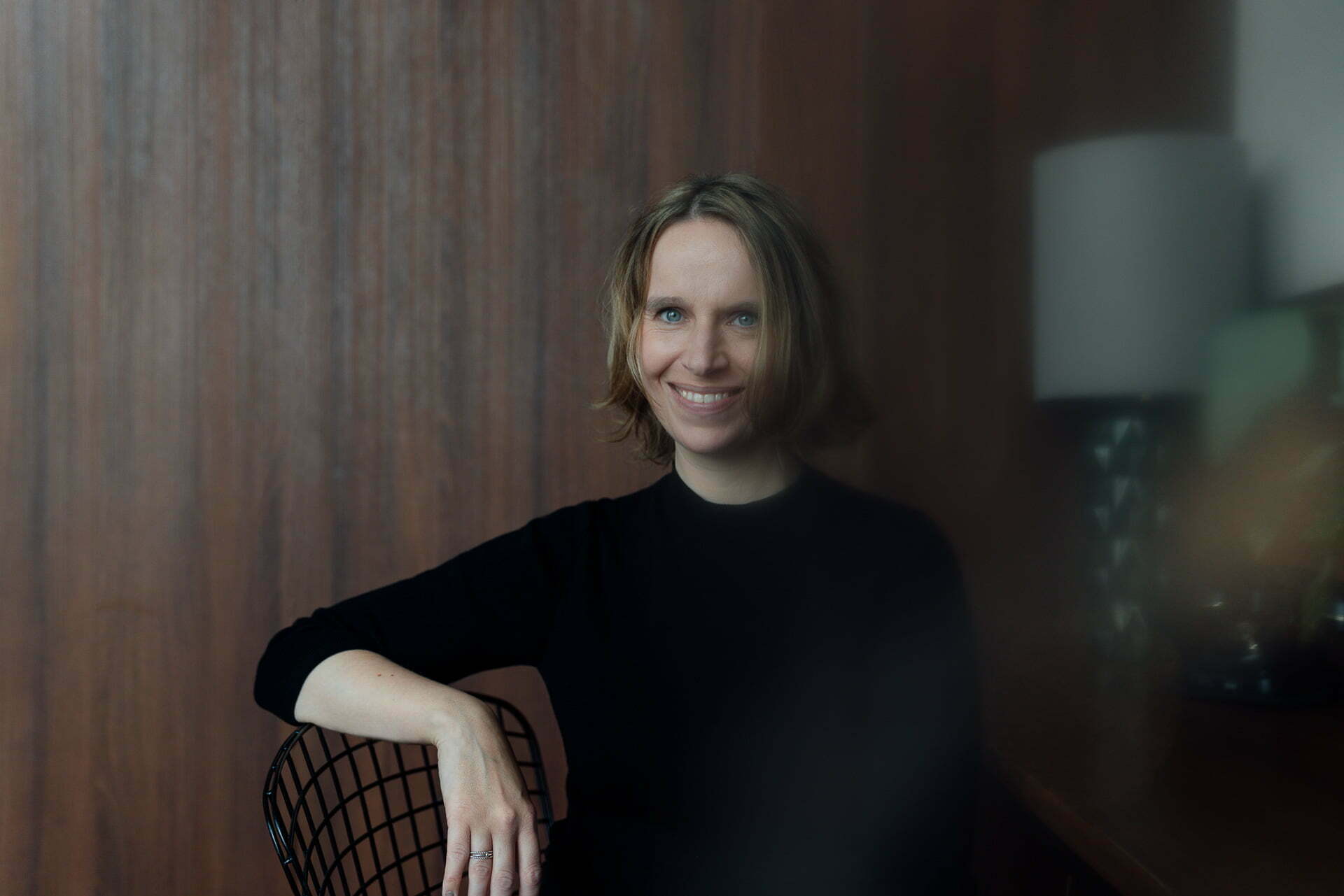 Portrait einer Frau sitzend auf einem Stuhl