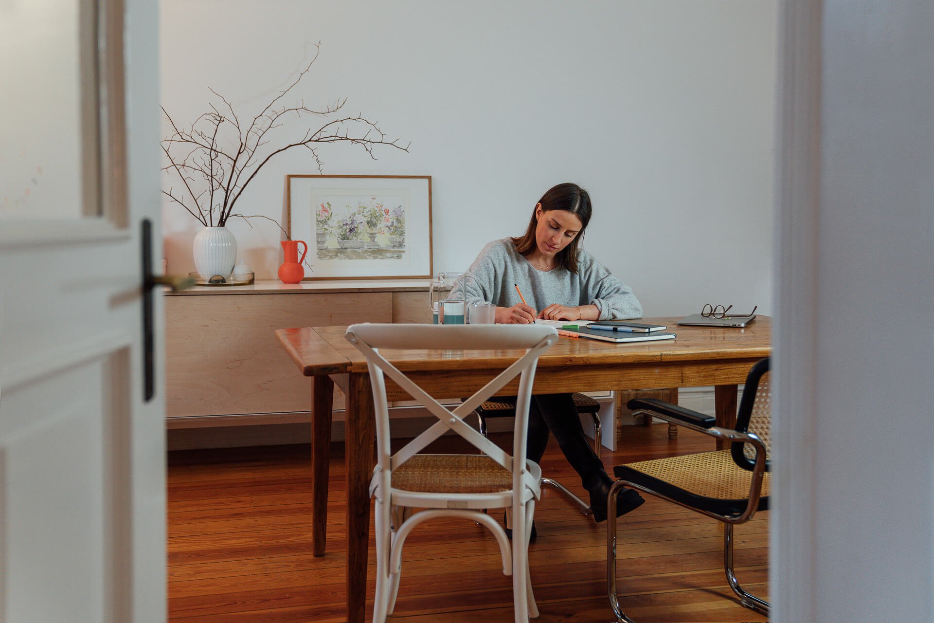 Personal Branding Fotoshooting Frau sitzend am Tisch