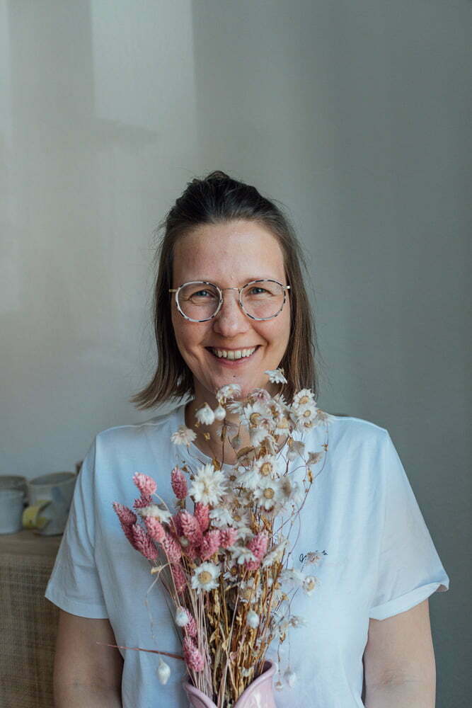 Portrait von der Fotografin Mirjam Kilter aus Hamburg mit Blumen in der Hand