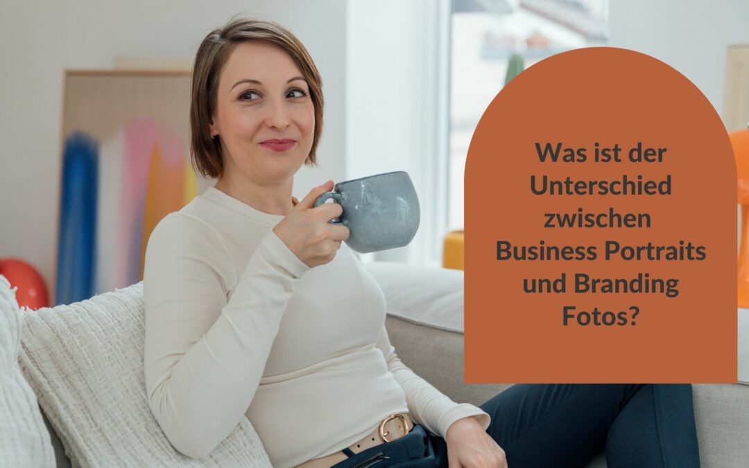 Headerbild für einen Blogartikel zum Thema Unterschied Businessportraits & Branding Fotos. Hier sitzt eine Frau mit einer Tasse auf dem Sofa.