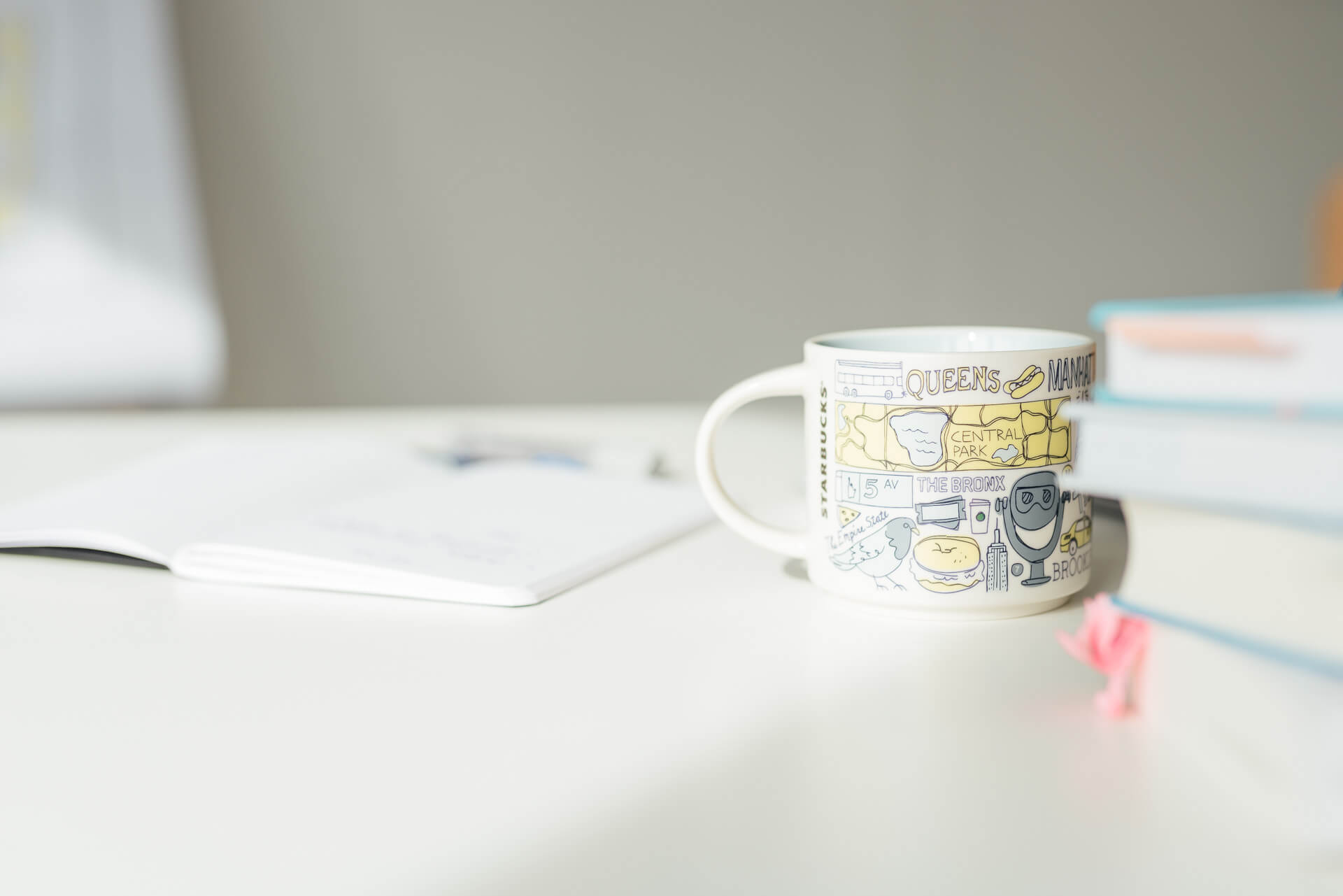 Detailbild aus einem Business Shooting. Auf dem Bild steht eine Tasse auf einem Schreibtisch und daneben liegen Bücher. 