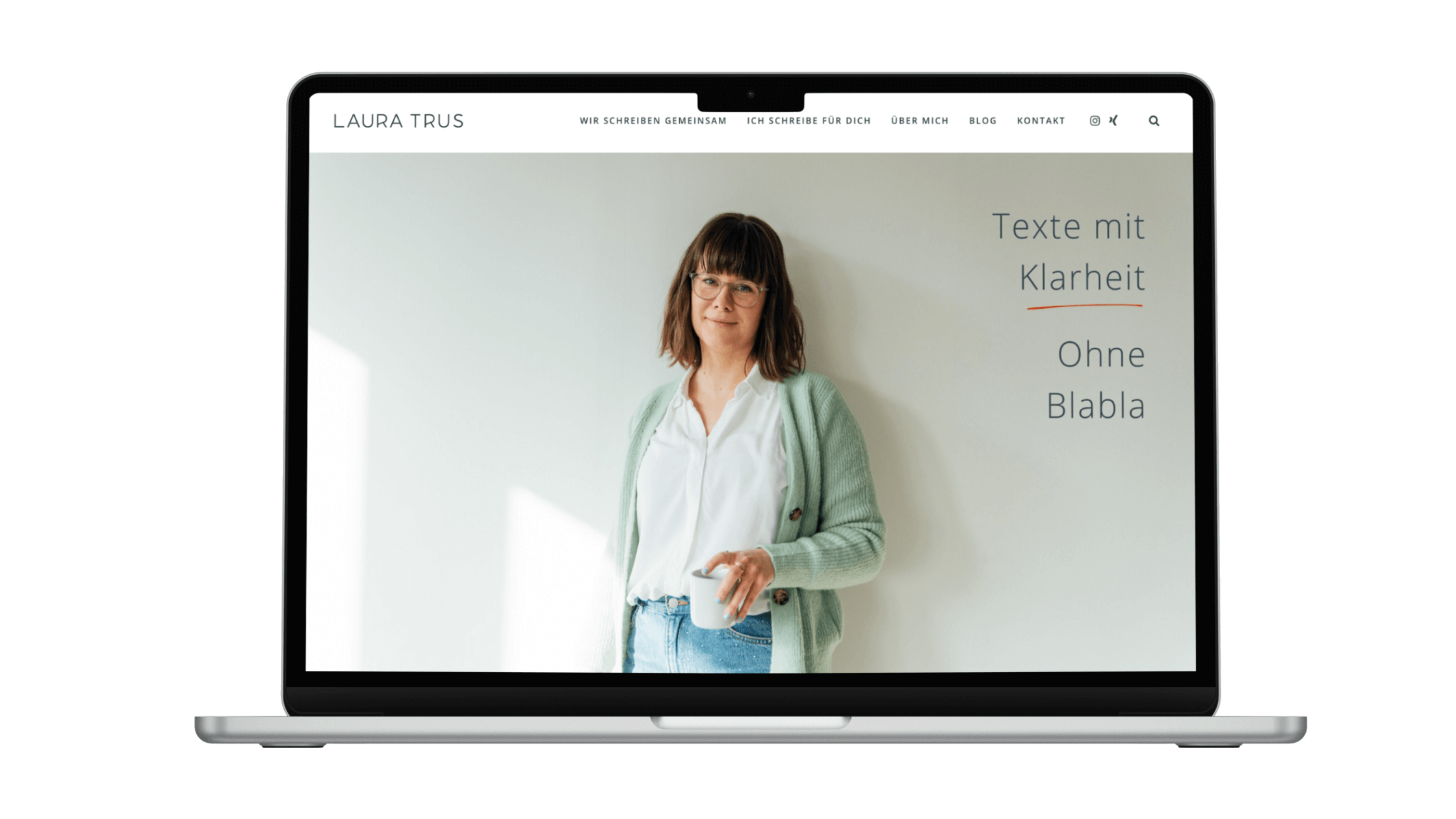 Eine Frau steht mit einer Tasse in der Hand vor einer Wand, das Bild ist das erste Bild was Menschen sehen, wenn sie die Website von Laura besuchen. Rechts von Laura steht Texte mit Klarheit ohne Bla Bla. Ein Beispiel wie authentische Businessfotos auf einer Website aussehen.