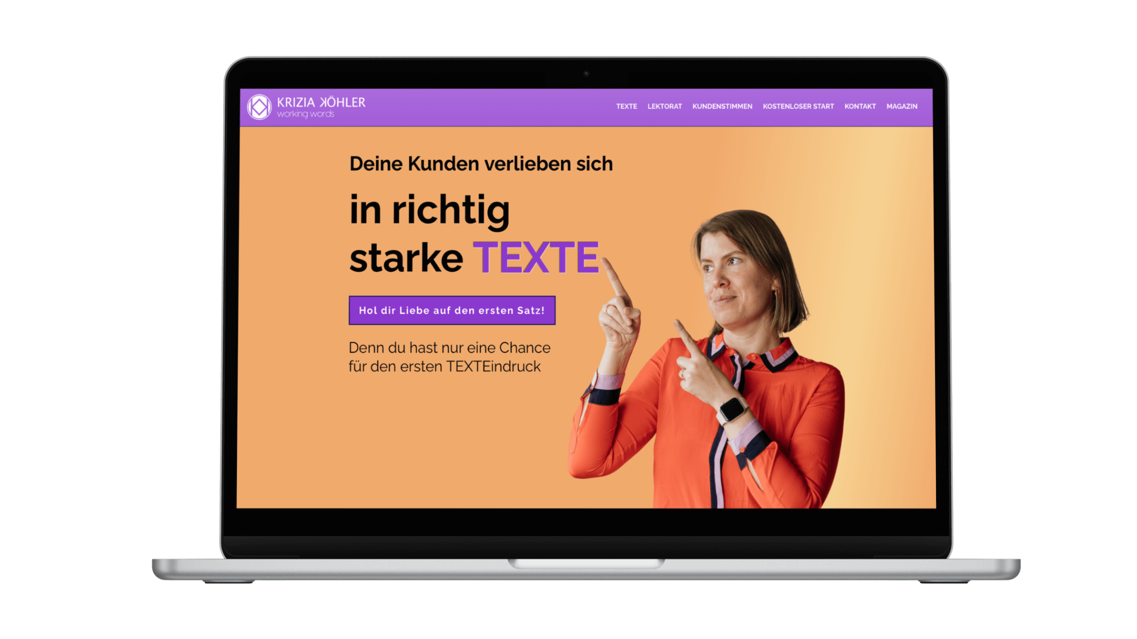 Das Bild zeigt eine Frau die auf einen Text, der schräg rechts neben ihr steht. Das Bild ist ein Beispiel, wie authentische Businessfotos auf einer Website aussehen. 