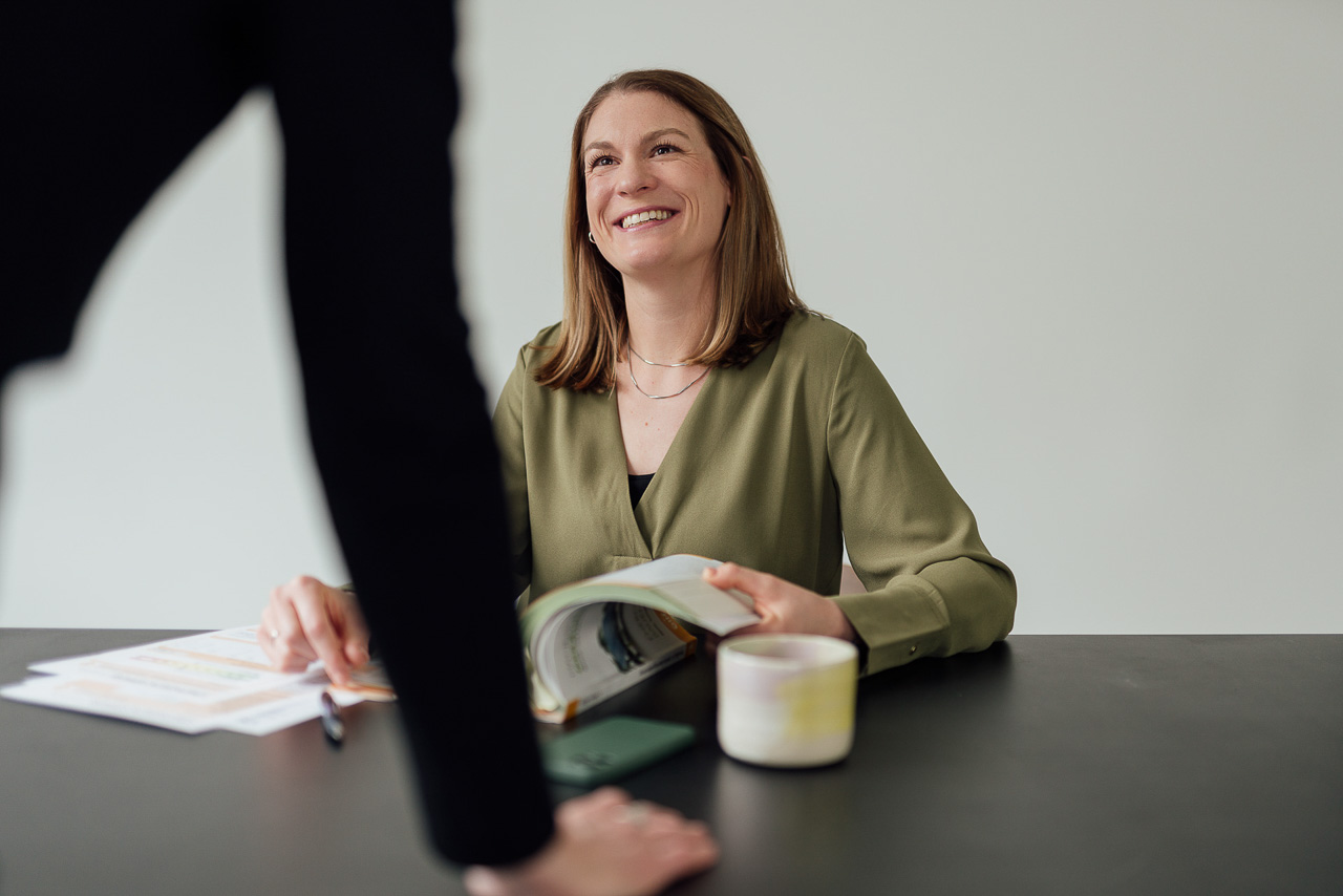 Arbeitssituation Gespräch mit einem Kunden fotografiert während eines Brandshoots