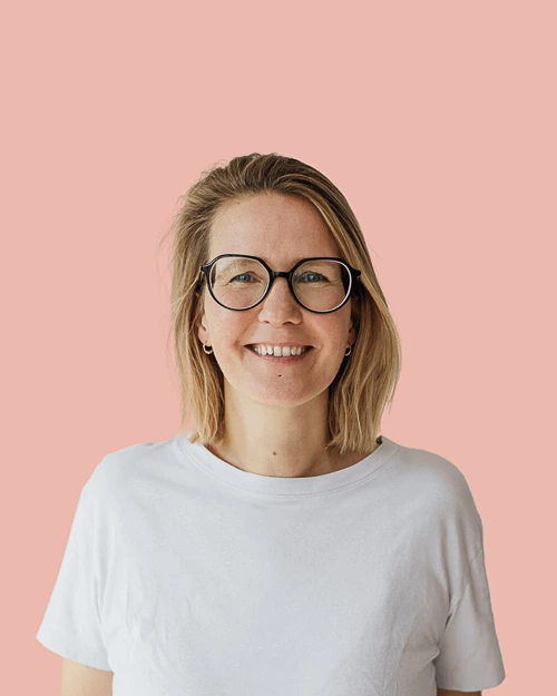 Portrait von Mirjam Kilter - Brand & Businessfotografin aus Hamburg vor einem rosa Hintergrund