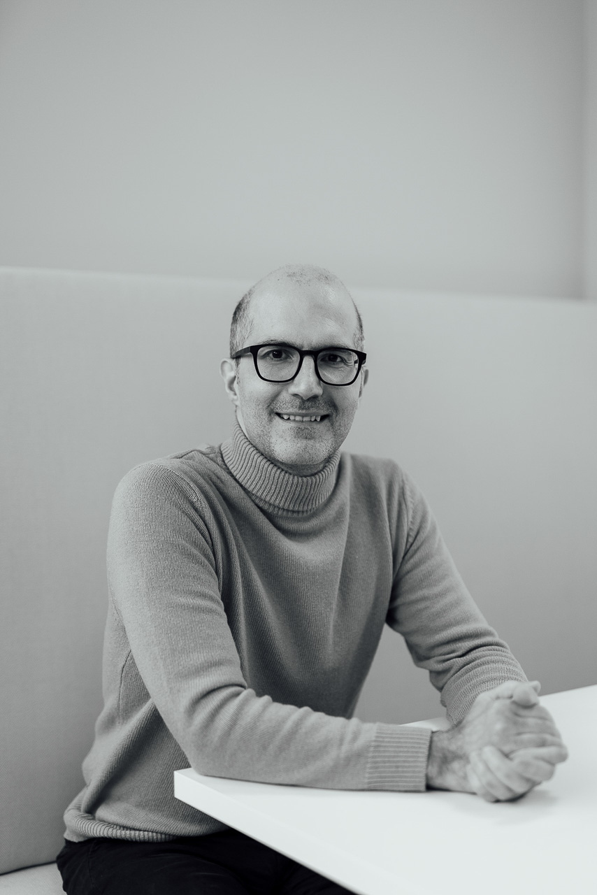 Corporate-Influencer-Content-Bilder-10-mobil Businessportrait eines Mannes, das Bild ist beim Corporate Influencer Tag entstanden