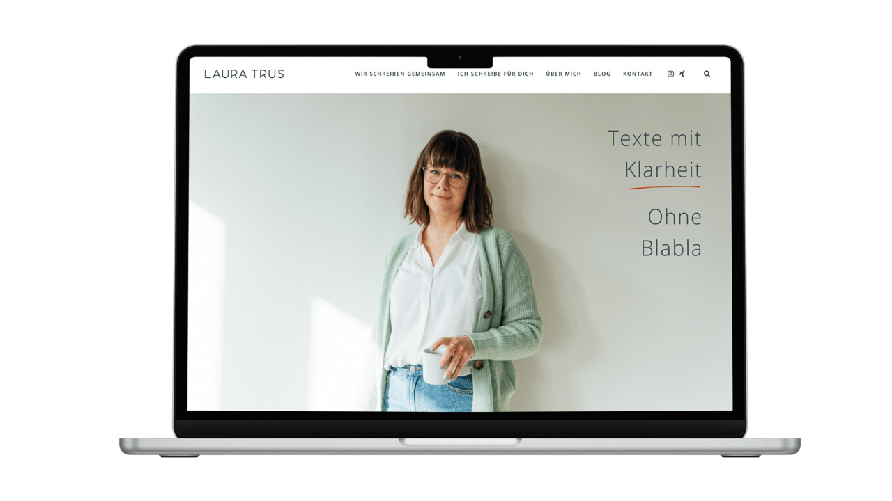 Mockup-Beispiel-Website-1-mobil Eine Frau steht mit einer Tasse in der Hand vor einer Wand, das Bild ist das erste Bild was Menschen sehen, wenn sie die Website von Laura besuchen. Rechts von Laura steht Texte mit Klarheit ohne Bla Bla. Ein Beispiel wie authentische Businessfotos auf einer Website aussehen.
