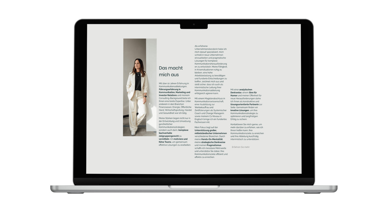 Mockup-Beispiel-Website-2-mobil Das Bild zeigt eine Frau, die steht und rechts von ihr ist ein Über-mich-Text zu sehen. Das Bild ist ein Beispiel, wie authentische Businessfotos auf einer Website aussehen.