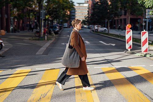 Eine Frau geht über einen Zebrastreifen in der Hafencity, das Bild ist während eines Fotoshootings für Personal Branding entstanden