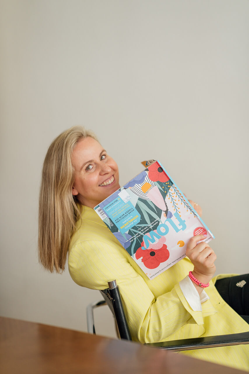 Portrait von Sonja von Schockverliebt, mit einer Zeitschrift in der Hand