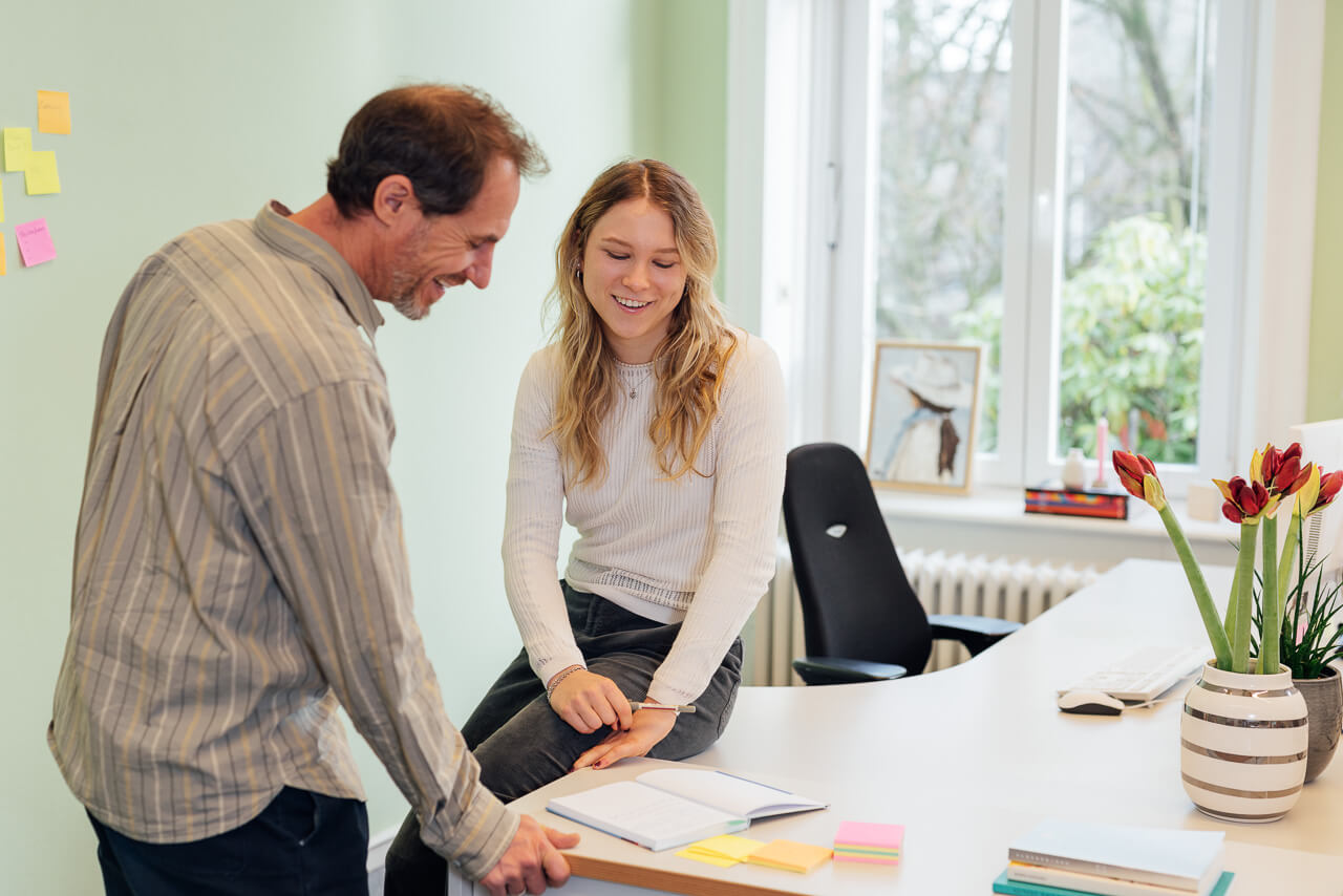 Mitarbeiter vor einem Bildschirm im Gespräch während eines Corporate Fotoshooting