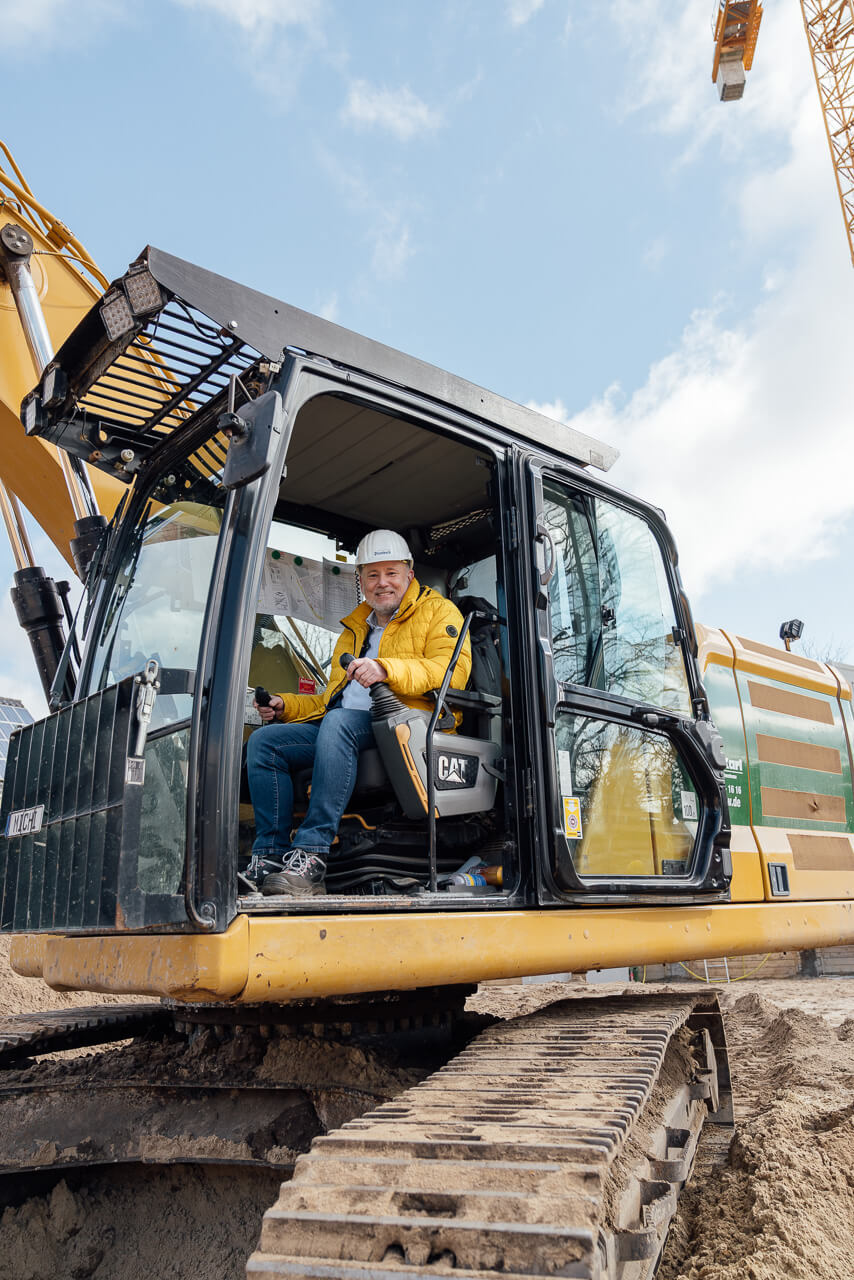 Der Bürgermeister von Quickborn im Bagger auf der Baustelle