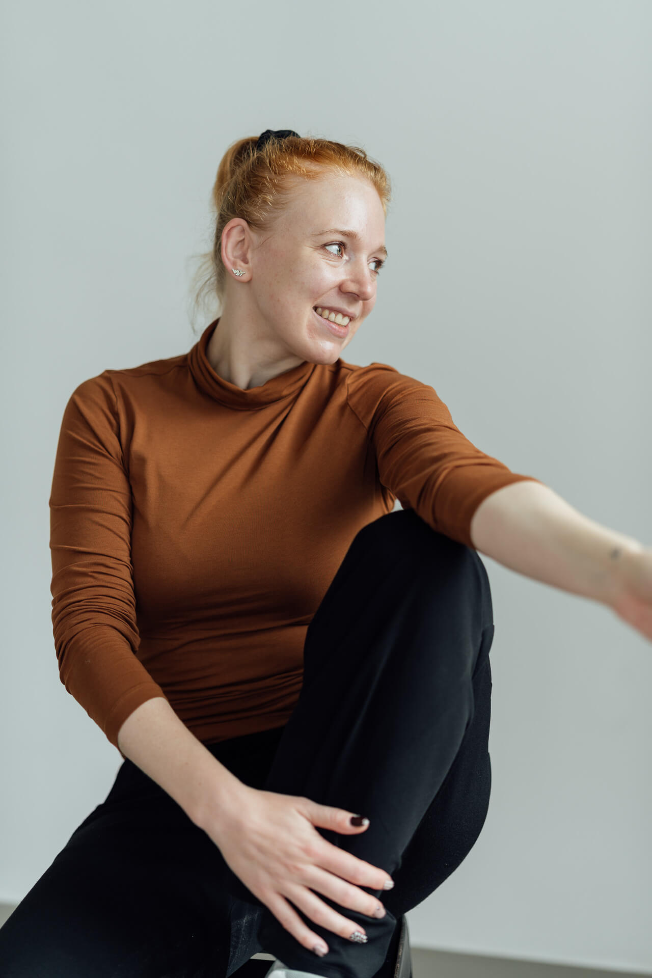 Studio-Days-Hamburg-Beispiel-portrait-Franzi Eine Frau sitzt auf einem Hocker bei einer Portrait Session und schaut zur Seite