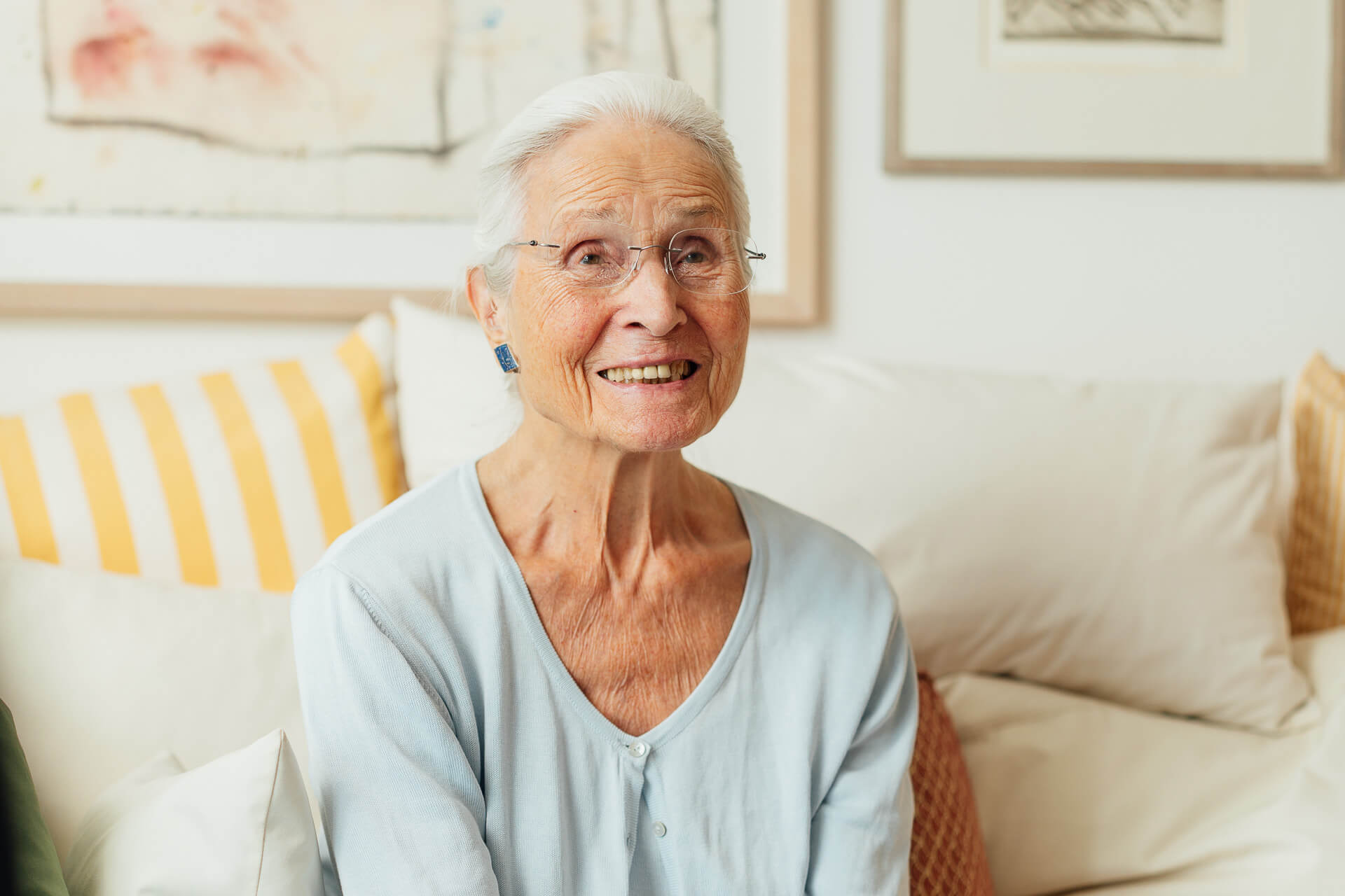 Fotoshooting-haeusliche-Betreuung-Hamburg-10 Brand Fotos für Sofie. Sie steht vor einem Treppengeländer und schaut nach rechts Richtung Sonne. Sie hat dabei ihre Hände an die Hüfte gelegt.