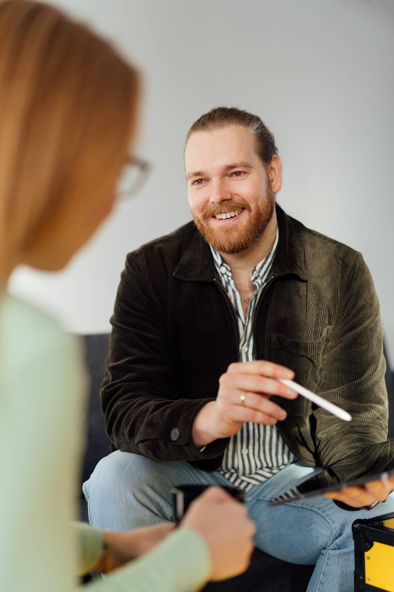 Beratungssituation oder Gespräch zwischen zwei Personen fotografiert für eine Website