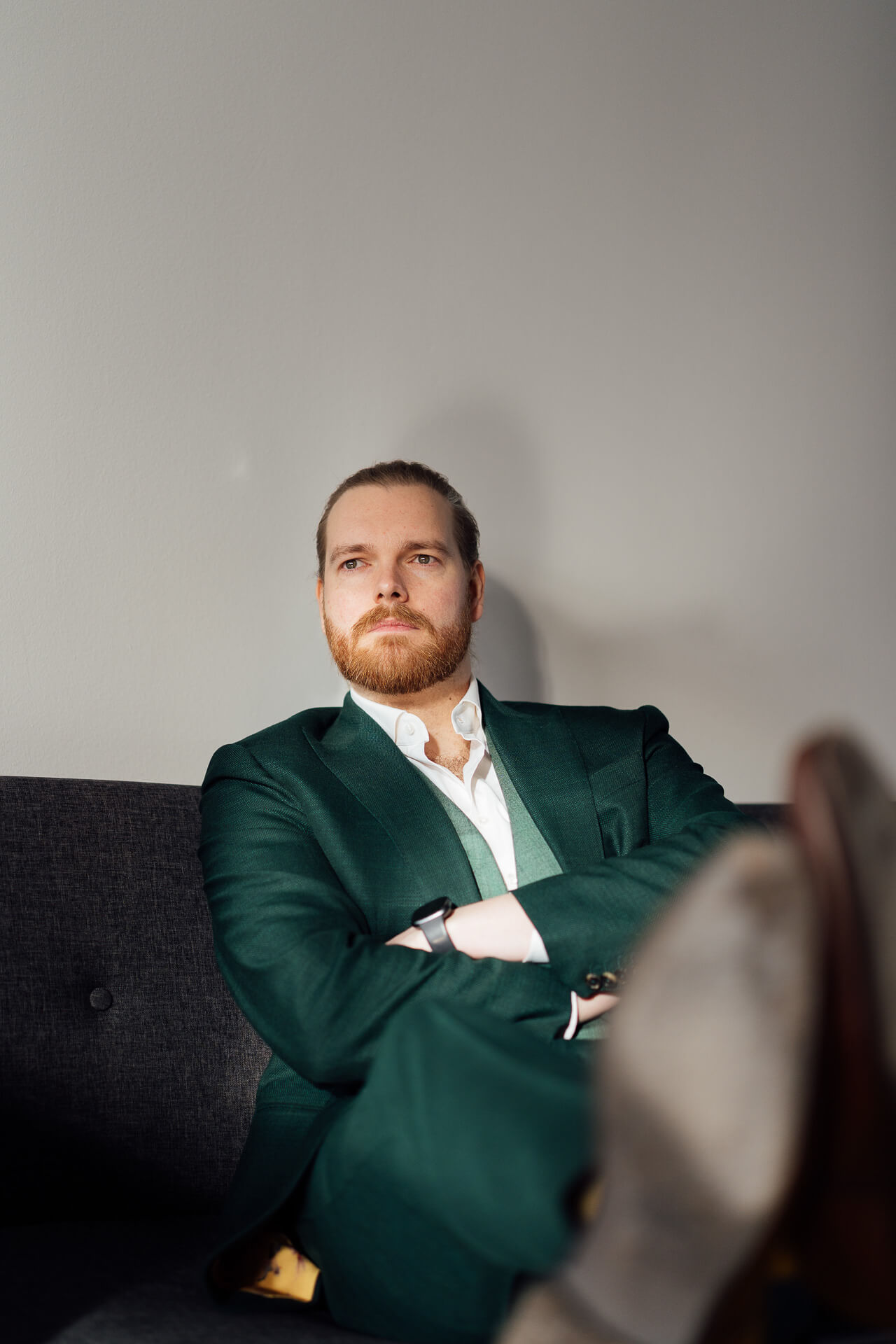 Eine Frau steht mit Kopfhörern vorm Fenster, das Bild ist in einem Tageslichtstudio entstanden
