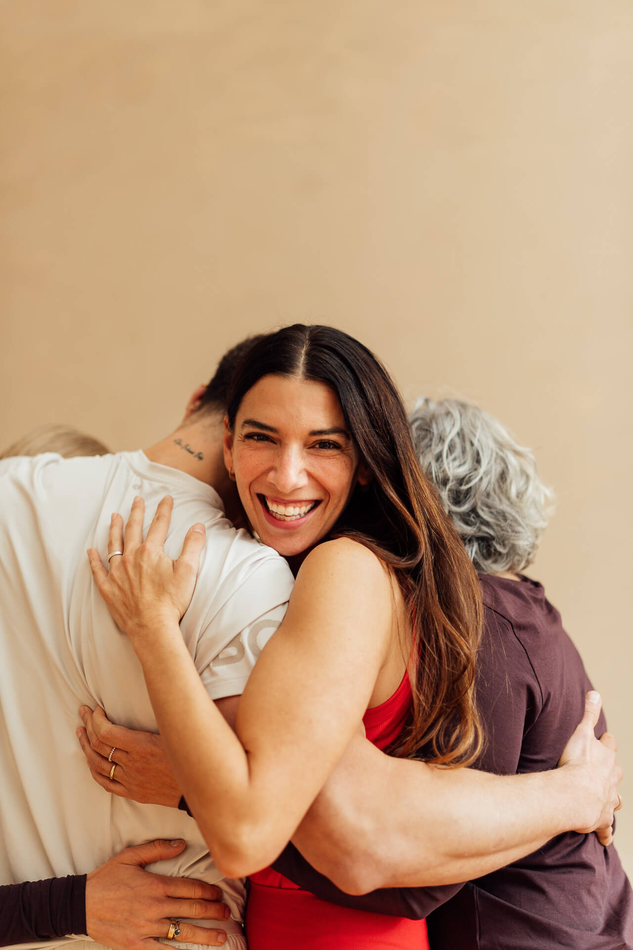Personal-Branding-Fotografie-Hamburg-Yogalehrerin-1 Personal Branding Fotografie für eine Frau, sie lehnt an der Wand, hat die Hände in den Taschen und ein lockeres Outfit an.