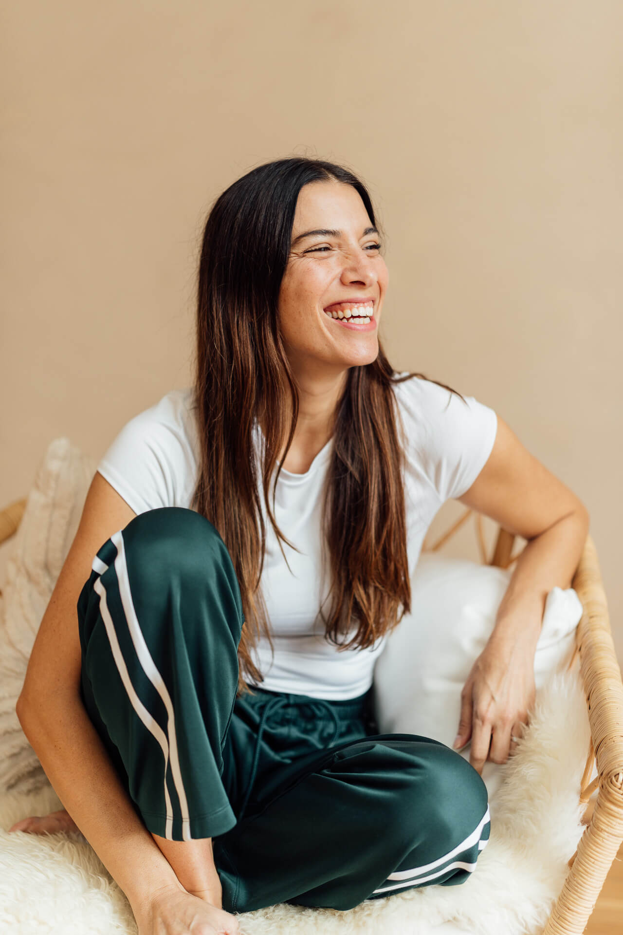 Personal-Branding-Fotografie-Hamburg-Yogalehrerin-3 Eine Frau läuft mit ihrem Rollkoffer und Handy in der Hand, die Hafencity entlang. Das Bild ist währen eines Personal Branding Fotoshooting entstanden.